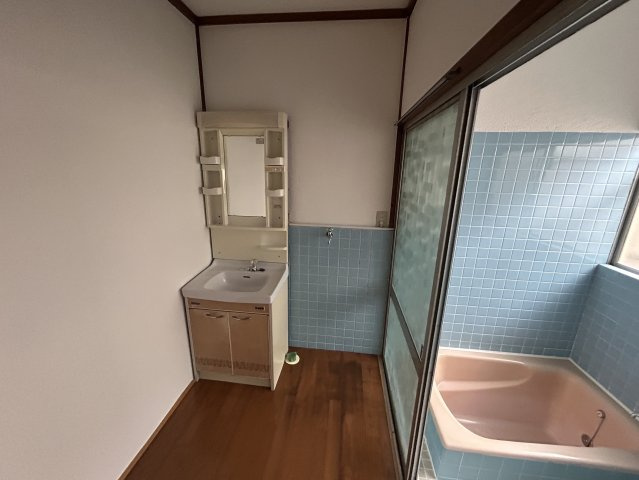 津福今町貸家の洗面所