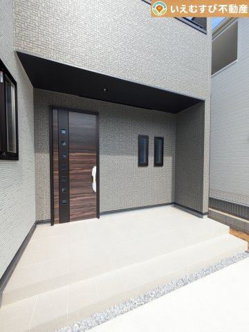 Livele Garden.S　行田城西第2のエントランス|雨が防げる広々エントランス
駐車場からアクセスの良いエントランス。雨の日や荷物が多くても安心の動線♪