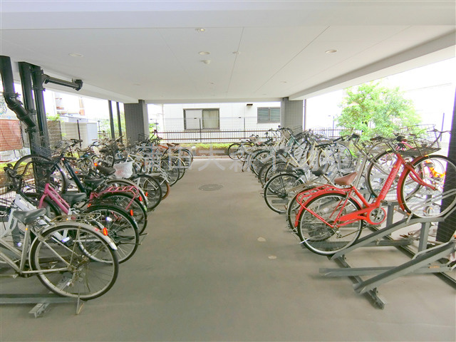 ル・リオン大鳥居のその他共用部分|屋根付きラック式の駐輪場　空き状況等詳細はお問合せください。