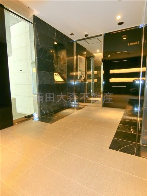 ル・リオン大鳥居のエントランス|防犯カメラTVモニター付オートロック宅配BOXメールBOX管理人室　エントランス