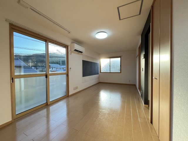 リビングタウン観音寺Ｅ棟の居間・リビング