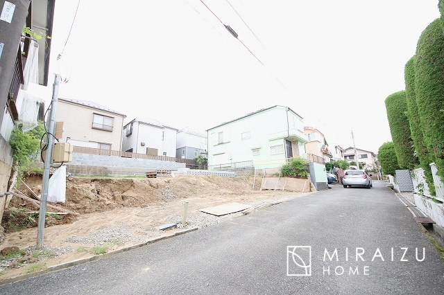 【前面道路含む現地写真】 | プライバシー性と開放感を高める住環境。陽当たりの良い開かれたロケーションを活かし、心地よい暮らしをプランニング