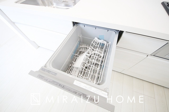 【その他】 | 食洗器付きのキッチンです。忙しい奥様の家事を助ける、なくてはならない嬉しい設備ですよね。食洗器は手荒れの心配もなく、油汚れも高温でスッキリ落ちるので、お片付けも苦にならないメリットがございます。