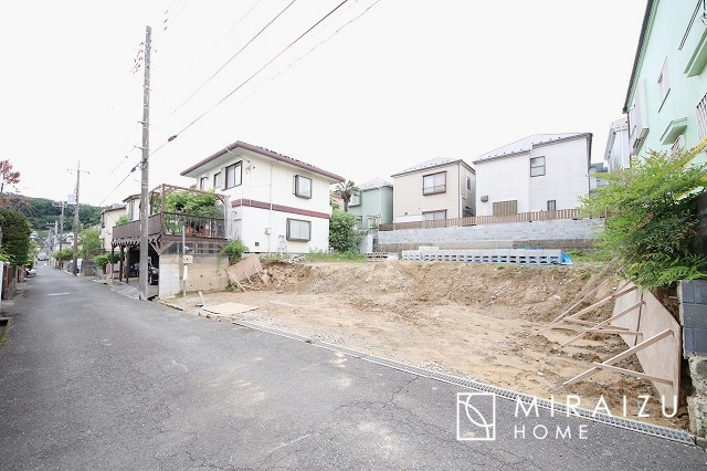 【外観】 | 青く澄み渡った綺麗な空と、陽の光をたっぷりと受ける、そんな新築住宅で新生活をスタートしてみませんか？見学・ご相談等、ミライズホーム(株)までお気軽にご連絡下さい。