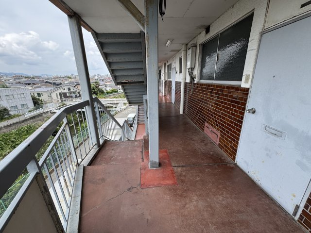 草野マンション８号館のロビー