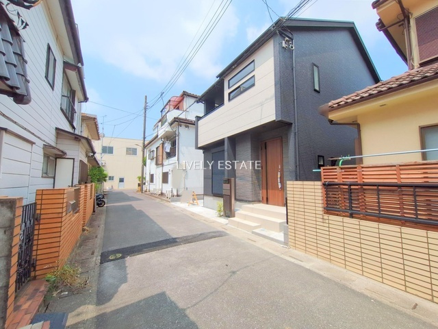 草加市谷塚仲町 新築分譲住宅の前面道路含む現地写真