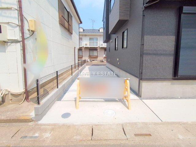 草加市谷塚仲町 新築分譲住宅の駐車場