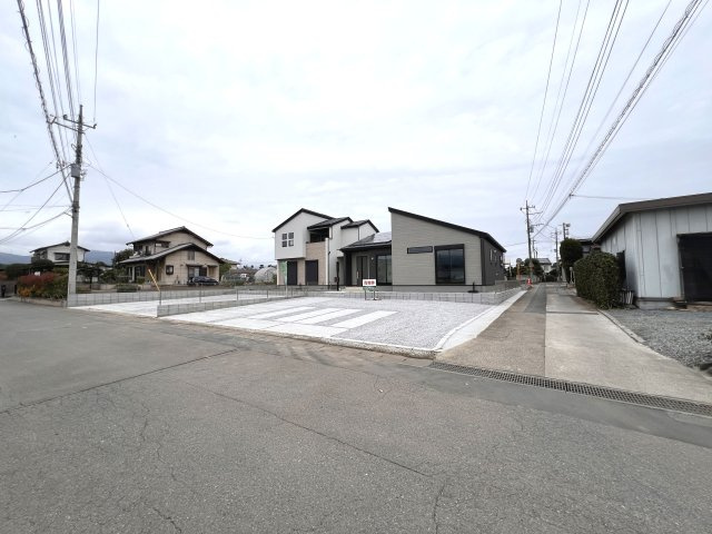 新築　富岡市宮崎　GRAFARE　１号棟の前面道路含む現地写真|南側接道幅員約6.3ｍ　東側接道幅員約2.9ｍ
