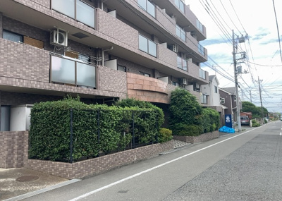 【外観】 | グランフォーリア八王子 | 外観はマンション管理がされているかの目安になります。築年数が古いと、壁面は劣化してひび割れが生じることも！建物が古びていても細かいところが修繕されていると、きちんと管理されているなぁと感じるでしょう。