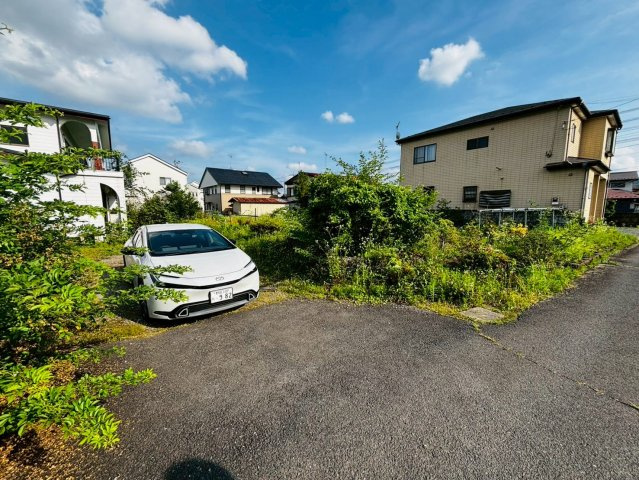 【270坪弱の土地】倉庫物置付き　日光市中古住宅の前面道路含む現地写真