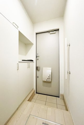 プロヌーブ名東Ａ棟の玄関