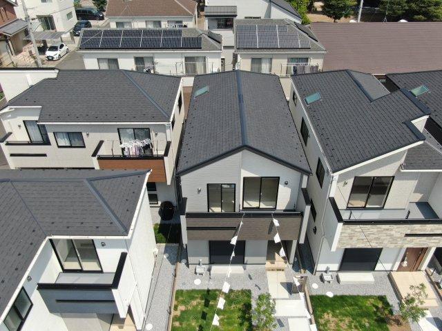 上尾市小泉8丁目の外観|明かりのとれるトップライトが設置されたお洒落な外観♪