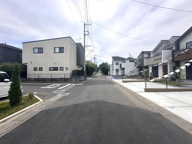 上尾市小泉8丁目の前面道路含む現地写真|南側6m公道