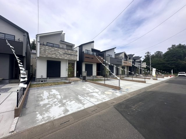 上尾市小泉8丁目の前面道路含む現地写真|全9棟（残7棟）