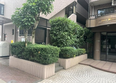 【庭】 | ライオンズマンション八王子第六 | 物件によっては、入居者が個人的に使用できる専用庭がついているものもあります。また、住宅の中にある土間の部分を庭と呼ぶこともあります。庭の用途は住む人によって変わり、それによってデザインもさまざまです。