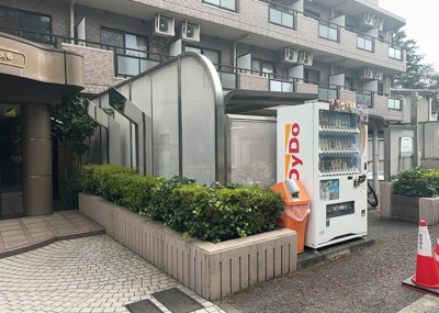 【中庭】 | ライオンズマンション八王子第六 | 中庭（パティオ）とは、一つの建築物の内部に設けられた、壁などで囲われている庭のことを指します。コの字型、ロの字型が主流ですが、L字型の中庭もあります。最近では、インテリア性の高さからも人気があります。