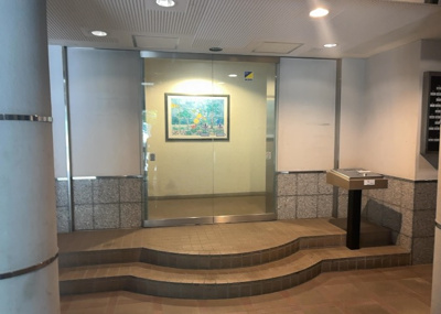 【エントランス】 | ライオンズマンション八王子第六 | マンションのエントランスには、もともと風よけや防犯の役割がありますが、マンションによって宅配ボックスなどの設備が備わっている所もあります。日々の生活をイメージしながら生活しやすさをチェックしましょう。