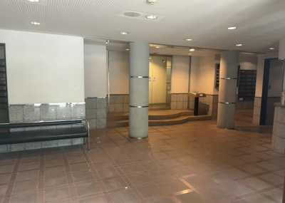 【ロビー】 | ライオンズマンション八王子第六 | ラウンジは、マンションの共用スペースに椅子やテーブルなどを配置した利用者が寛げる空間です。屋内型ラウンジと屋外型ラウンジがあります。共用部分の管理状況と合わせて、詳細については現地でご確認ください。