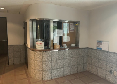 【受付】 | ライオンズマンション八王子第六 | 受付はマンションコンシェルジュがいる場合もあれば、管理人が滞在する小部屋を総称して呼ぶことがあります。主にエントランスに設置されていることから、防犯面でも期待ができます。防犯設備がない場合はより安心！