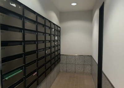 【設備】 | ライオンズマンション八王子第六 | エントランス付近に設置されている集合ポストは、住んでいる部屋と離れているため、ポストをあさるなど誰かに何かされていても被害に気づきにくいです。入居する時には他人に特定されにくい番号で鍵をかけましょう！