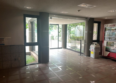 【ロビー】 | ライオンズマンション八王子第六 | ロビーというと、エントランスと何がちがうの？と思いますよね。実はロビーとエントランスには明確な決まりはありません。物件によっては、エントランスを入って広がるある程度の広さのある空間がロビーとなります。