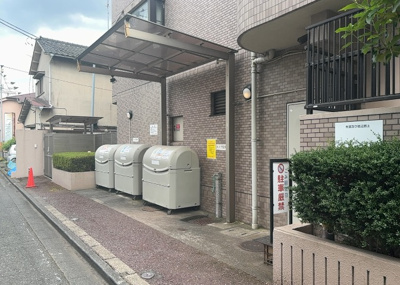 【設備】 | ライオンズマンション八王子第六 | 共有部分は、住民なら誰もが使える設備のこと。例えば駐車場やエレベーター、インターネット設備、セキュリティ設備などがあります。他にも、マンションの廊下・外部階段やエントランス・ゴミ置き場などがあります。