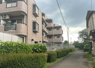 【外観】 | ライオンズマンション八王子第六 | 隣家の土地はどうなっているのか、生活利便施設が近くにあるのか、学校まで近いかなど、お客様のライフスタイルにあわせたイメージが重要です。また、近くにあると困る施設が近くにないかも確認するといいでしょう。