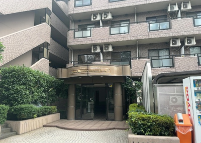 【現況写真】 | ライオンズマンション八王子第六 | 道幅が広い場所は日当たりや風通が良好です。幅が広いのですれ違いも可能ですし大きな車でも駐車可能！一方で、大型車が通ることも多くなるため交通量の増加により騒音に繋がります。また土地の値段が高くなります。