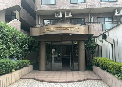 【玄関】 | ライオンズマンション八王子第六 | 玄関は家の顔でもあり、家族以外の目にも止まる場所です。玄関は外との間を仕切る扉、靴などをしまっておく収納スペース、靴脱ぎのたたきスペース、来客とのやり取りをするドアホンなど複数のアイテムからなります。