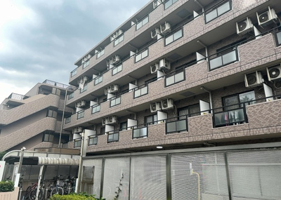 【外観】 | ライオンズマンション八王子第六 | 外観はマンション管理がされているかの目安になります。築年数が古いと、壁面は劣化してひび割れが生じることも！建物が古びていても細かいところが修繕されていると、きちんと管理されているなぁと感じるでしょう。