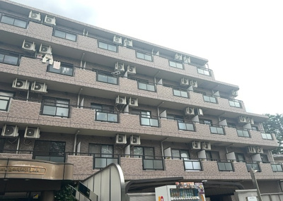 【バルコニー】 | ライオンズマンション八王子第六 | 一般的なバルコニーは、奥行1.5ｍ程ですが、ワイルドバルコニーは2ｍまで広がっています。そのため洗濯物の間隔をあけ干すことができ、乾きやすいというメリットや、ガーデニングが楽しめる等の特徴があります。