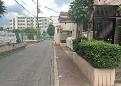 【展望】 | ライオンズマンション八王子第六 | 景色重視でお家選ぶをするとスーパーが遠い！学校が遠い！など生活をするうえで利便性で困ることもあります。まず一度現地を見学する際に、周辺の施設などがあるかを確認し、暮らし始めた後のことを想像しましょう。