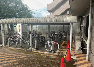 【駐車場】 | ライオンズマンション八王子第六 | 車一台あたりに必要なスペースは、標準サイズの普通自動車で横幅2m50cm、長さ5mは必要になります。ただし、乗降のことも考慮して横幅3m30cm、長さ5m50cmほどは確保できるところを選びましょう。