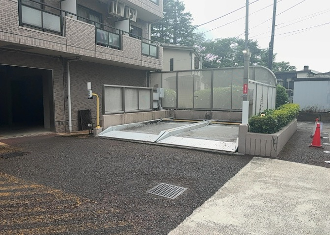 【駐車場】 | ライオンズマンション八王子第六 | 駐車場と明記されていても、最小スペースでつくられた駐車場だと大型車は駐車できなかったり、出入りしにくくなったりする可能性があります。お車のサイズと購入したい物件の駐車場のサイズを現地で確認しましょう。