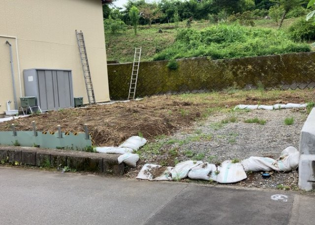 【外観】 | 土地の形が極端に長細かったり、狭小地、あるいは道路との高低差がある傾斜地だった場合、後々売ろうとしても買い手がつかない場合もあります。後々、売却することになった時に価値の下がらない土地を選びましょう。