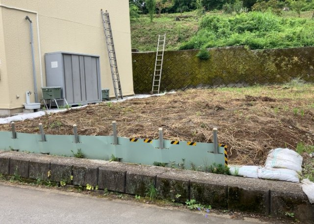 【外観】 | 土地を買う際、住む地域の自治体や福祉の補助制度にも注目してみましょう。子供や老人の医療補助やゴミ出しのルールなど、自治体によってルールに大きな違いがあるため、暮らしやすい土地で判断するとよいでしょう。
