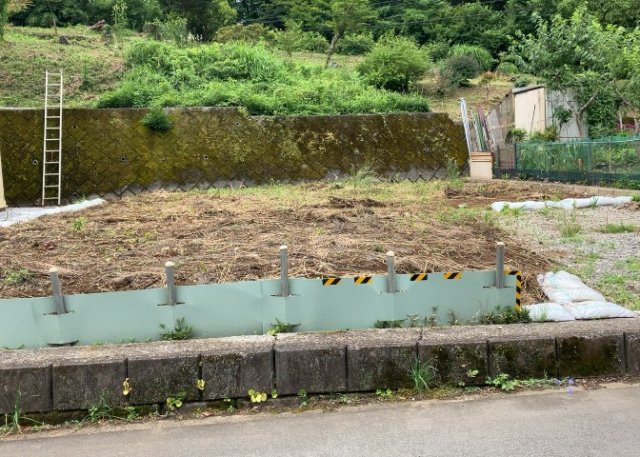 【外観】 | 土地の前の道路に消火栓が設置されていることがあります。この場合、道路交通法第45条第1項により、駐車禁止の場所が指定されています。そのため、車庫などの駐車スペースをつくることができない場合があります。