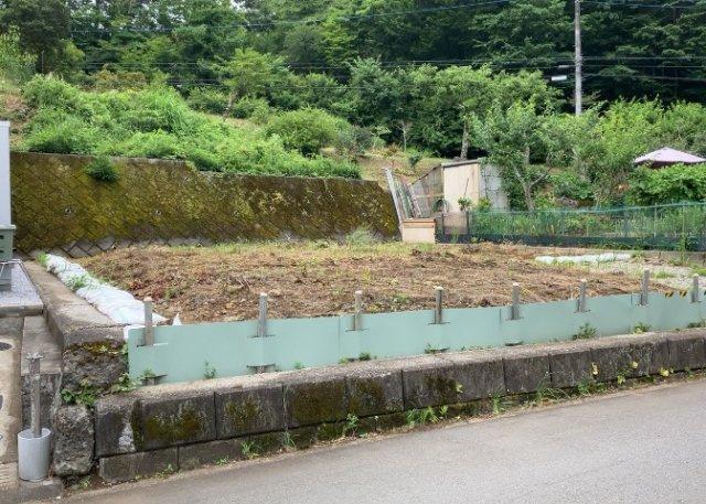 【外観】 | 現地に行くなら、物件の周囲の地形がどうなっているかを見ることも大切です。周辺より低くなっている土地では、大雨などで水が集まりやすいため、地盤が弱くなっているということも考えられるため、注意が必要です。