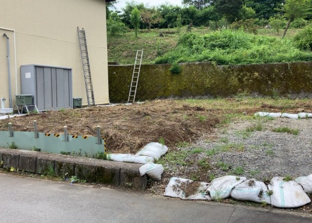 【外観】 | 隣家の土地はどうなっているのか、生活利便施設が近くにあるのか、学校まで近いかなど、お客様のライフスタイルにあわせたイメージが重要です。また、近くにあると困る施設が近くにないかも確認するといいでしょう。