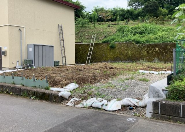 【外観】 | 家を建てる前提で土地を探している場合、地盤の丈夫さは譲れない条件の一つです。地盤が脆弱だと追加工事が必要となります。また、過去に地盤沈下や液状化現象を起こした土地は、できるだけ避けた方がいいでしょう。