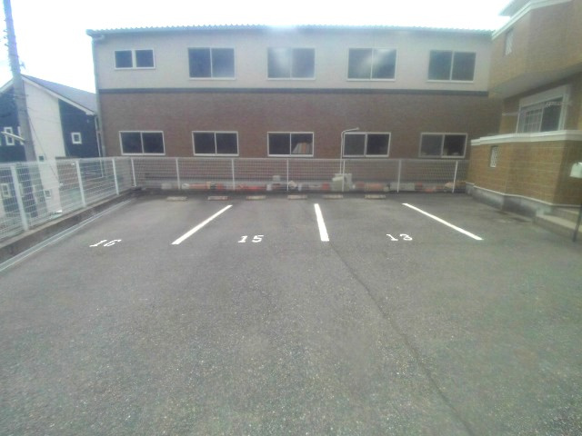 ルマージュ神戸３番館の駐車場