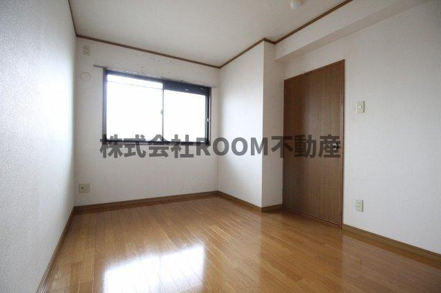 わかくさマンションの寝室|広くて明るい寝室