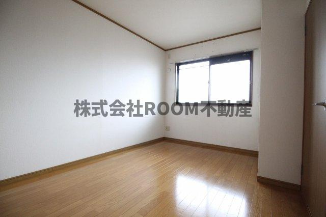 わかくさマンションの寝室|広くて明るい寝室