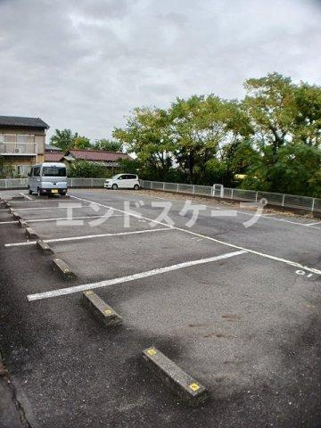 ルミエールの駐車場|高崎、前橋のお部屋探しはエンドスケープまで！お客様の理想お聞かせ下さい♪