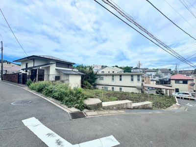 【外観】 | 旭区東希望が丘　新築戸建て | ◆爽やかな青空の下に贅沢なほどに降り注ぐ陽光、豊かな居住性と、クオリティが見事に調和した住空間は、住まうことの喜びを感じさせてくれます。ゆとりある広い敷地で開放的なお住まいです。