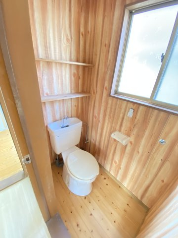 大内矢田南戸建てのトイレ|落ち着いた色調のトイレです