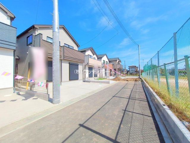 春日部市備後東3期　新築一戸建て　D号棟の前面道路含む現地写真
