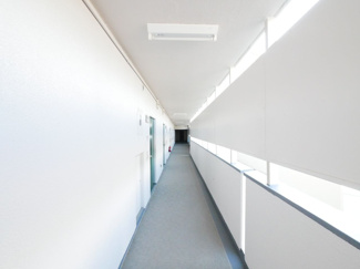 【その他】 | 春日居ライフピアマンション 4階 想定利回り13.22％ 内装リフォーム済み | お部屋前の廊下　しっかりと清掃され、管理の良さを感じます。