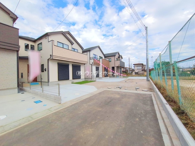 春日部市備後東3期　新築一戸建て　E号棟の前面道路含む現地写真