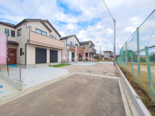 春日部市備後東3期　新築一戸建て　F号棟の前面道路含む現地写真